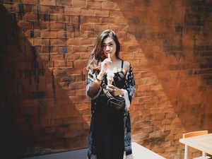 Pose Cantik Cyandyana Lorens, Eks Pramugari Garuda Saat Nikmati Minuman