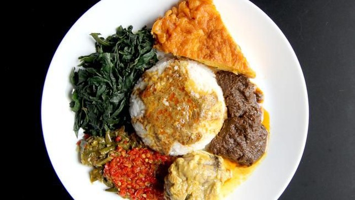 Nasi Padang with beef rendang, brain cow curry and omelet
