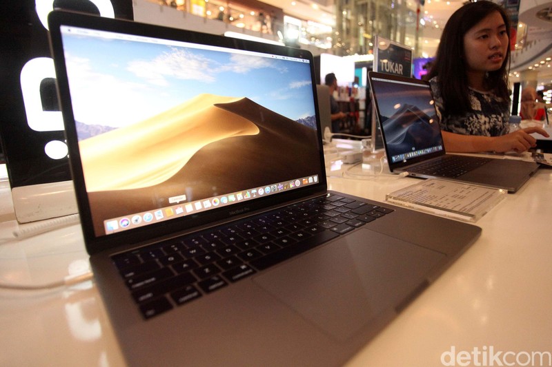 Pameran iBoxing Week 2020 digelar di Laguna Atrium, Central Park, Jakarta, Selasa (28/1). Dalam acara ini para fanboy dapat belanja produk Apple dengan harga miring lho.