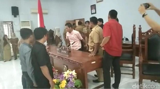 Rapat Ricuh, Wakil Ketua DPRD Majene Banting Meja