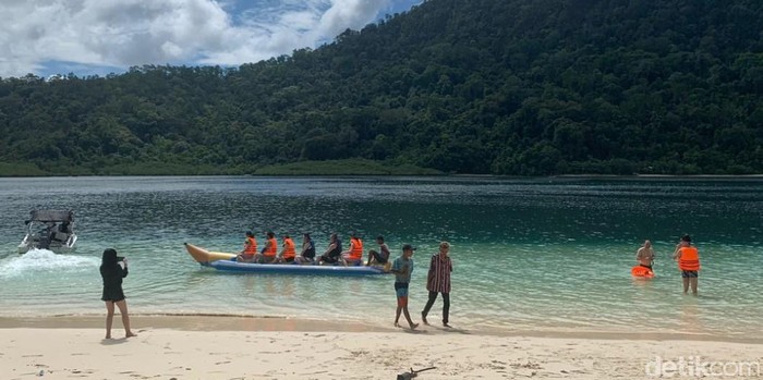 wisatawan asal negeri tirai bambu itu tetap menikmati indahnya alam Ranah Minang.