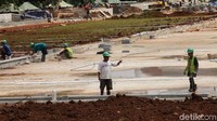 Meski telah diminta untuk dihentikan sementara waktu, pengerjaan revitalisasi masih berjalan. Pantauan detikcom di lokasi, Selasa (28/1/2020) pukul 11.57 WIB, beberapa petugas masih terlihat melakukan pekerjaan. Para pekerja tersebut tampak sibuk mengerjakan penembokan.