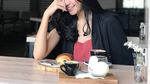 Pose Cantik Cyandyana Lorens, Eks Pramugari Garuda Saat Nikmati Minuman