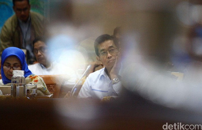 Komisi VII DPR RI menggelar rapat dengar pendapat (RDP) dengan direksi PT PLN (Persero). Rapat tersebut membahas kinerja perusahaan dan mobil listrik.