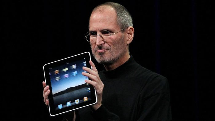 SAN FRANCISCO - JANUARY 27: Apple Inc. CEO Steve Jobs holds up the new iPad as he speaks during an Apple Special Event at Yerba Buena Center for the Arts January 27, 2010 in San Francisco, California. Apple introduced its latest creation, the iPad, a mobile tablet browsing device that is a cross between the iPhone and a MacBook laptop. (Photo by Justin Sullivan/Getty Images)