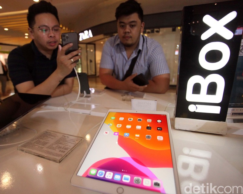 Pameran iBoxing Week 2020 digelar di Laguna Atrium, Central Park, Jakarta, Selasa (28/1). Dalam acara ini para fanboy dapat belanja produk Apple dengan harga miring lho.