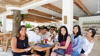 Hangout bersama teman-temannya, Talita terlihat asyik menikmati makanan dan minuman. Wajah cerianya menggambarkan suasana hati nih. Foto: instagram @talitawb