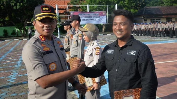 Jurnalis TVRI terima penghargaan dari polres indramayu