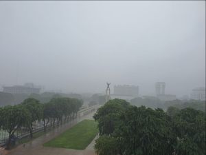 Sendiri Hujan-hujanan