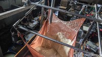 Bubur kedelai kemudian disaring menggunakan kain. Penyaringan dilakukan untuk memisahkan sari kedelai dengan ampasnya.