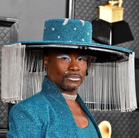 Saat ia berpose, tiba-tiba saja tirai kristalnya terbuka dan memperlihatkan wajah Billy yang sudah tampil dengan makeup. Keunikan topinya itu hingga dibicirakan di internet dan menjadi viral.  Foto: Getty Images