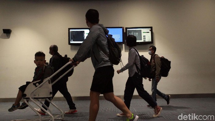 Pengawasan penumpang pesawat dari China melalui Bandara Soekarno-Hatta diperketat. Ini menyusul adanya virus Corona yang bermula dari Kota Wuhan, China.
