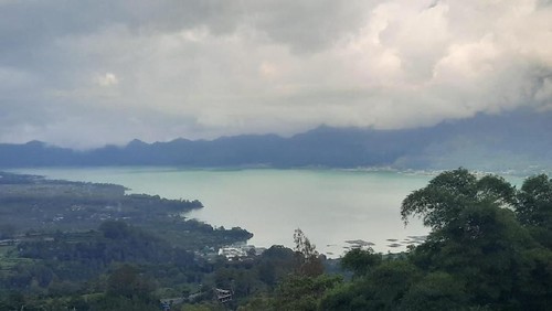 Perubahan warna dari biru ke hijau toska terlihat di hampir seluruh bagian danau, hanya tersisa bagian timur utara (dok. Petugas Pos Gunung Batur PVMBG)