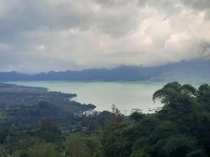 Air di Danau Batur Berubah Jadi Hijau Tosca, Ini Sebabnya