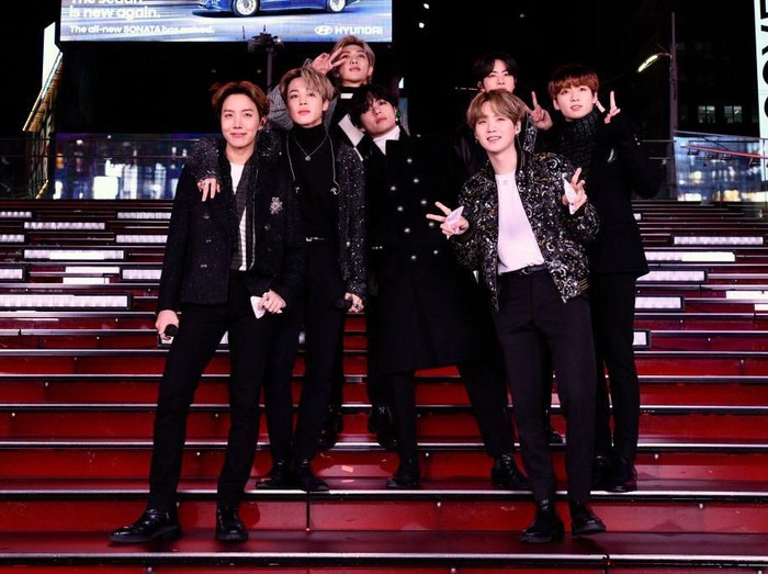 BTS NEW YORK, NEW YORK - DECEMBER 31: BTS performs during Dick Clarks New Years Rockin Eve With Ryan Seacrest 2020 on December 31, 2019 in New York City. (Photo by Eugene Gologursky/Getty Images for Dick Clark Productions )