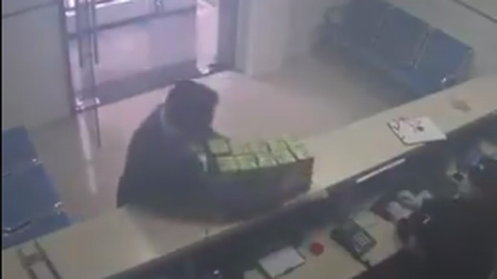 Viral video pria bagikan masker Seorang pria misterius di China bagi-bagi masker.
