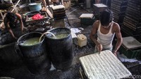 Tahu yang telah dicetak dipotong sesuai ukuran.