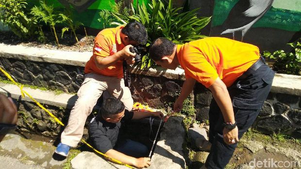 Polisi olah tempat kejadian perkara (TKP) penemuan mayat gadis SMP di gorong-gorong.