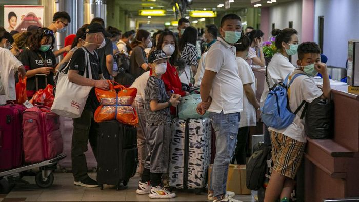 PEMULANGAN WISATAWAN CHINA DARI BATAM Sejumlah wisatawan asing asal China antre di konter lapor diri (check-in) Terminal Keberangkatan Bandara Hang Nadim, Batam, Kepulauan Riau, Selasa (28/1/2020). Agen biro perjalanan China memulangkan ratusan wisatawannya yang sedang berkunjung di Batam menyusul merebaknya wabah virus Korona, selain itu pihak Bandara Hang Nadim juga menghentikan sementara penerbangan dari China ke Batam sampai batas waktu yang belum ditentukan. ANTARA FOTO/M N Kanwa/wsj.