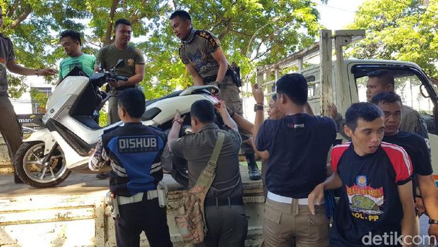 Ratusan Motor Parkir Sembarangan di Balai Kota Makassar 'Diangkut'