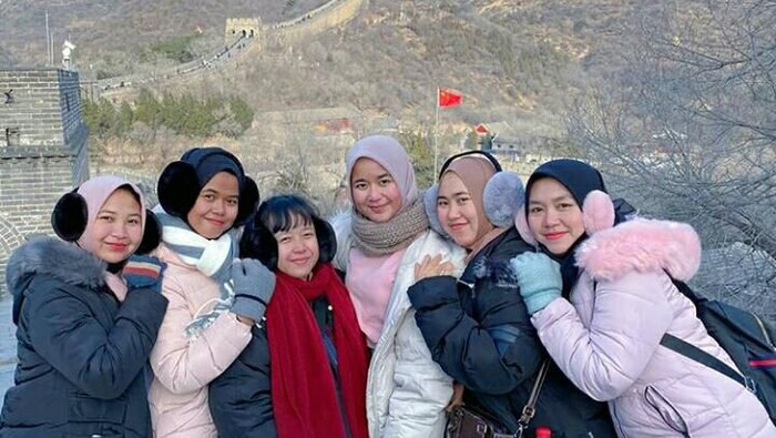 Seorang mahasiswi asal Lamongan yang kuliah di Unesa Surabaya hingga saat ini masih di Wuhan, China. Ia bersama 11 mahasiswi Unesa lainnya mendapat beasiswa di Central China Normal University (CCNU).