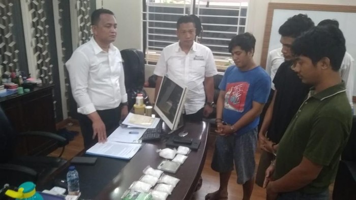 DOK. ISTIMEWA/ Tersangka pengedar sabu yang ditangkap tim Polrestabes Medan