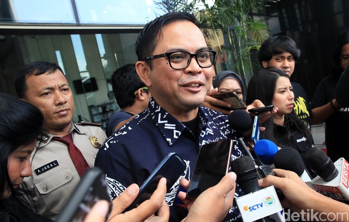 Giliran Viryan Azis yang Diperiksa KPK Komisioner KPU Viryan Azis memenuhi panggilan KPK untuk menjalani pemeriksaan. Ia diperiksa sebagai saksi untuk tersangka Wahyu Setiawan.