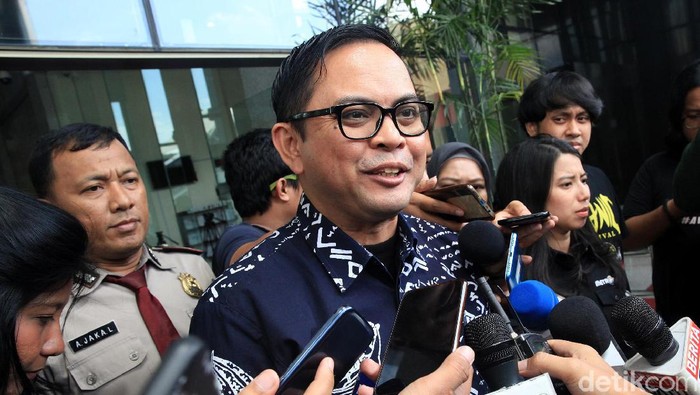 Komisioner KPU Viryan Azis memenuhi panggilan KPK untuk menjalani pemeriksaan. Ia diperiksa sebagai saksi untuk tersangka Wahyu Setiawan.