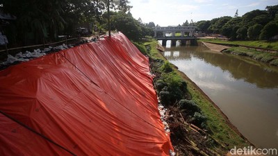 Terpal Besar Tutupi Lahan Bekas Longsor di BKT