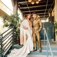 Dalam berbagai ulasan mengenai selebriti dengan penampilan terburuk di Grammy Awards 2020, Priyanka Chopra masuk dalam daftar. Belahan dadanya yang terlalu rendah sampai ke pusar membuat penampilannya tampak berantakan. Foto: Instagram @ priyankachopra