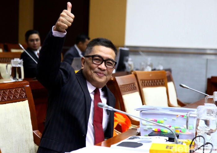 Helmy Yahya Rapat Bareng Komisi I DPR Eks Dirut TVRI Helmy Yahya penuhi panggilan Komisi I DPR untuk hadiri rapat dengar pendapat umum (RDPU). Rapat itu terkait pemecatan dirinya oleh Dewas TVRI.