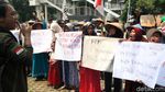 Warga Demo KPK Soal Proyek PLTU II Indramayu