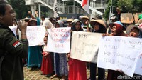Mereka mengaku keberatan dengan pembangunan PLTU II Indramayu karena alasan lingkungan.