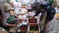 Harga cabai rawit merah tembus Rp 80 ribu/kg. Sementara cabai merah Rp 60 ribu/kg, cabai hijau Rp 60 ribu/kg, dan cabai rawit hijau Rp 35 ribu/kg.