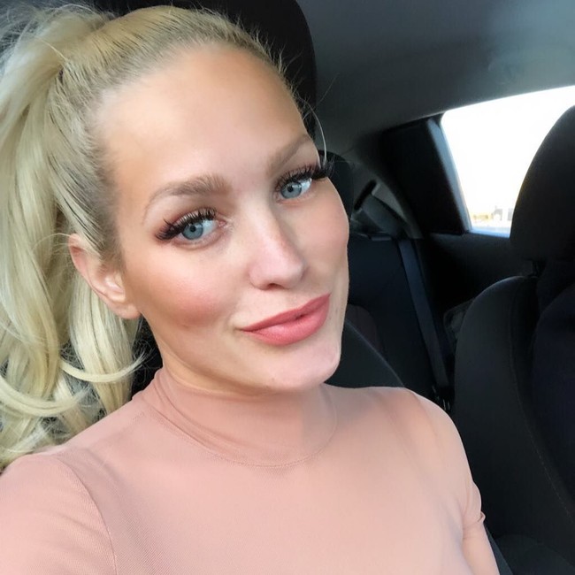 Seorang wanita bernama Kelsey Bonas menghabiskan setengah usianya menjalani diet yo-yo yang tidak membuahkan hasil. Wanita asal Kanada tersebut pernah mencapai berat badan 300 lbs atau sekitar 136 kg. Ketika itu, Kelsey bisa mengonsumsi 4,000 kalori sehari. Foto: Instagram @itsamommythang