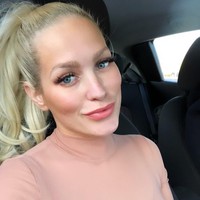 Seorang wanita bernama Kelsey Bonas menghabiskan setengah usianya menjalani diet yo-yo yang tidak membuahkan hasil. Wanita asal Kanada tersebut pernah mencapai berat badan 300 lbs atau sekitar 136 kg. Ketika itu, Kelsey bisa mengonsumsi 4,000 kalori sehari. Foto: Instagram @itsamommythang