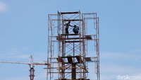 Tak sedikit pula masyarakat yang menyebut revitalisasi Monas itu melanggar aturan terkait pemugaran cagar budaya. Meski begitu, Kepala Dinas Pariwisata dan Kebudayaan (Kadisparbud) DKI Jakarta Cucu Ahmad Kurnia menerangkan revitalisasi kawasan Monas tidak melanggar aturan terkait pemugaran cagar budaya.
