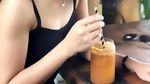 Pose Cantik Cyandyana Lorens, Eks Pramugari Garuda Saat Nikmati Minuman