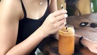Sepertinya Loren memang hobi liburan ke Bali. Masih di Pulau Dewata, ia menikmati minuman mirip Thai tea yang menyegarkan. Foto: Instagram cyndyanalorens
