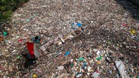 Menurut warga, sampah tersebut telah mengendap selama sebulan.