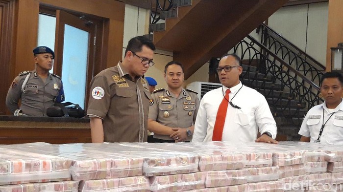 Anggota Komisi III DPR RI dari Fraksi PDIP Arteria Dahlan mendatangi Polda Jatim