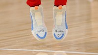 Karena kematian Kobe Bryant yang begitu mendadak, tidak banyak persiapan yang bisa dilakukan para pebasket itu untuk memberi tribute. Mereka sekadar menulis di sepatu dengan spidol. (Getty Images)