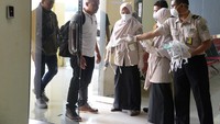 Petugas Kantor Kesehatan Pelabuhan (KKP) membagikan masker kepada penumpang pesawat yang datang dari luar negeri saat tiba di Bandara Internasional Sultan Iskandar Muda, Aceh Besar, Aceh, Selasa (28/1/2020). ANTARA FOTO/Ampelsa.