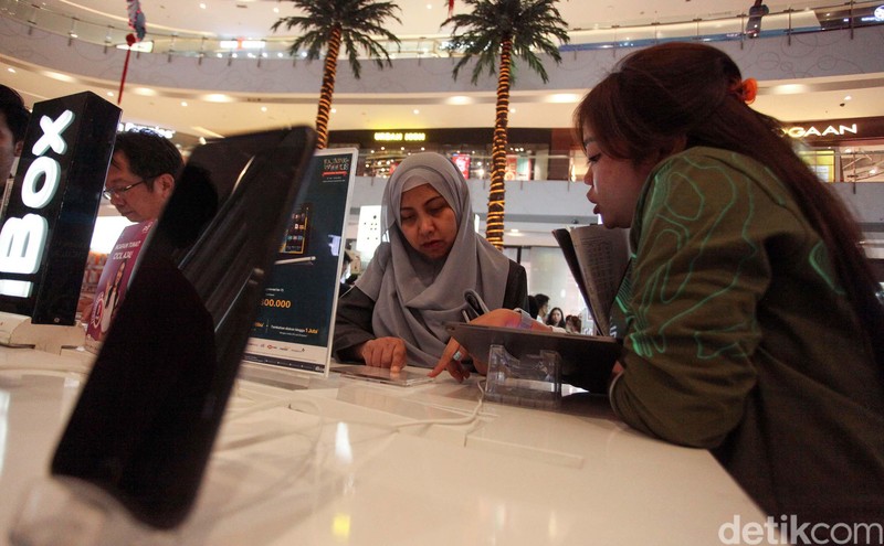 Pameran iBoxing Week 2020 digelar di Laguna Atrium, Central Park, Jakarta, Selasa (28/1). Dalam acara ini para fanboy dapat belanja produk Apple dengan harga miring lho.
