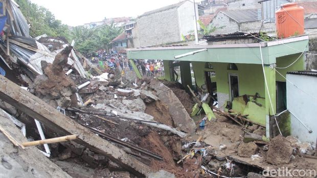 Masjid di Cimahi Rusak Tertimpa Longsor Tebing