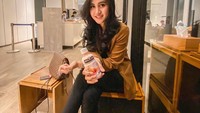 Jika dilihat sekilas, Talita dan Rendi punya paras yang mirip. Namun tentu saja Talita tampil lebih cantik dan manis. Wanita berambut panjang ini juga kerap kulineran dengan gaya yang chic. Foto: instagram @talitawb