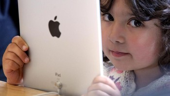 Tua muda penasaran seperti apa perangkat tablet besutan Apple. Foto: Dan Kitwood/Getty Images