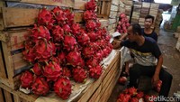 Kementerian Pertanian sendiri memperketat pintu masuk impor beberapa jenis makanan termasuk buah-buahan dari daerah atau negara tertentu yang kemungkinan terkontaminasi virus corona.