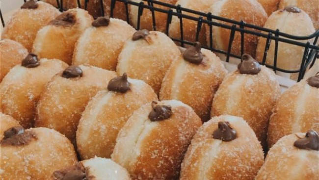 5 Tempat Makan Bomboloni, Donat Italia Enak dengan Ragam Isian