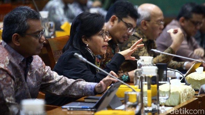 Menteri Keuangan Sri Mulyani Indrawati hadiri rapat kerja bersama Komisi XI DPR RI. Sri Mulyani membahas kondisi ekonomi di tahun 2020.